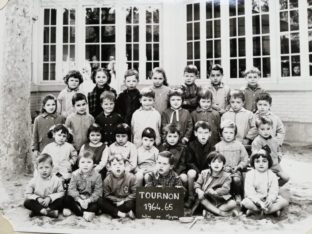 Isabelle Jacouton à 5 ans, école maternelle. aujourd'hui l'école est devenue pâtisserie