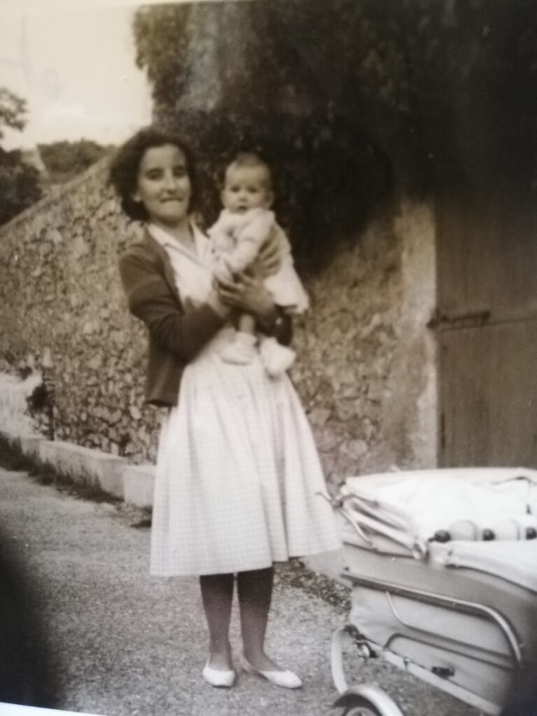 Moi dans les bras de ma tante Paulette