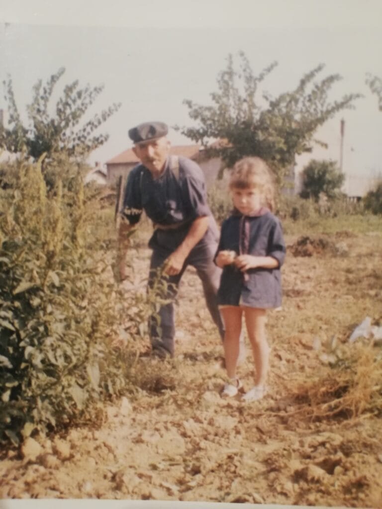 Isabelle Jacouton et son grand-père maternel, à Tainl'Hermitage, chemin des Dionières, souvenir d'enfance